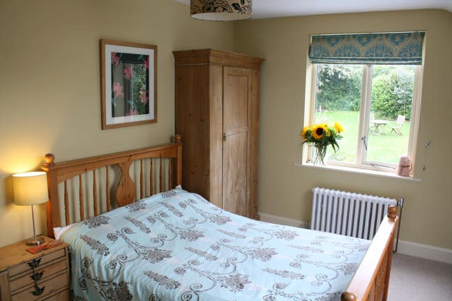 En suite double room in a family house Main Photo