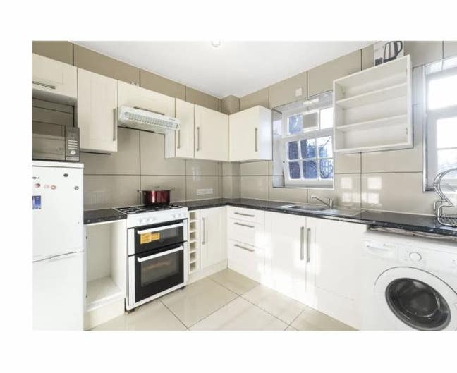 Spacious bright 3 room flat &pound;2500pcm.  Main Photo