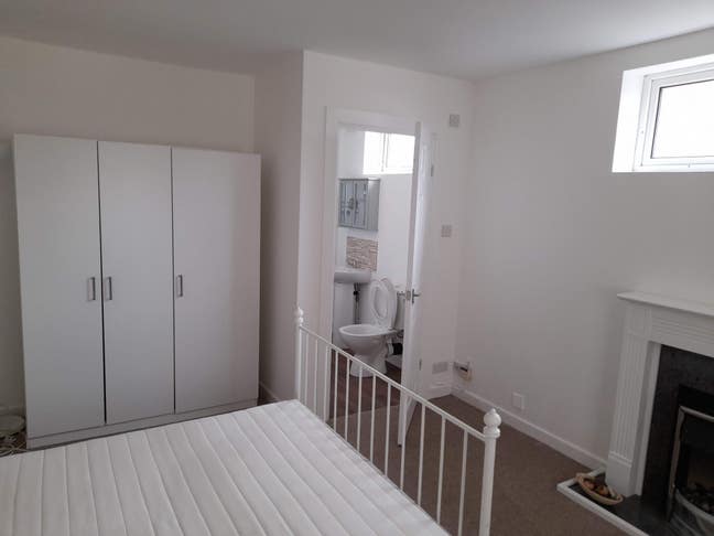 Large room with en suite Main Photo