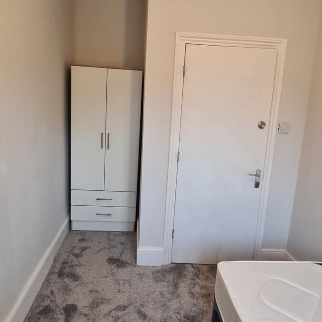 Room to let in House near Sutton Station Main Photo
