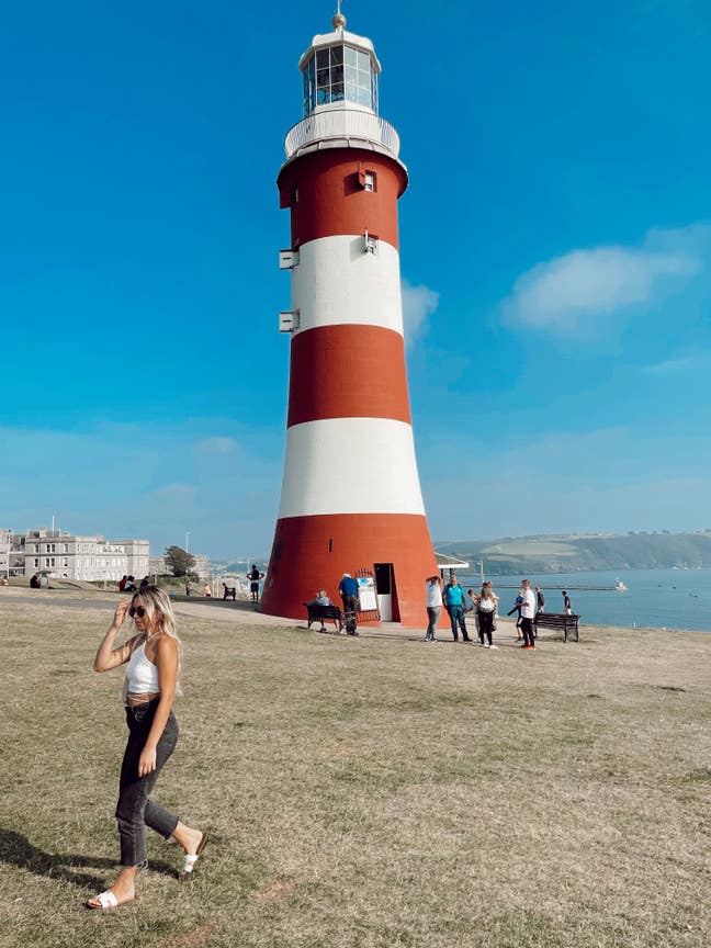 Professional Female seeks a single or double room Main Photo