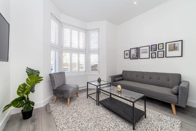 Lovely House with Ensuite Rooms in a Prime Area Main Photo