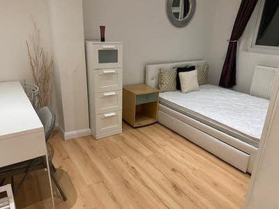 Large  Hotel Style Double Room with Own Shower Rm Main Photo