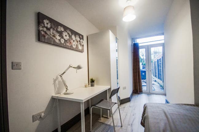 Single room very close to the Rugby train station  Main Photo
