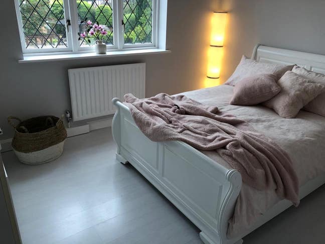 Clean fresh modern beautiful room Main Photo