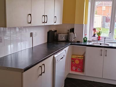 Double bedroom with garden view. Fully furnished. Main Photo