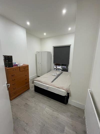 Brand new en-suite in Goldhawk Road Main Photo