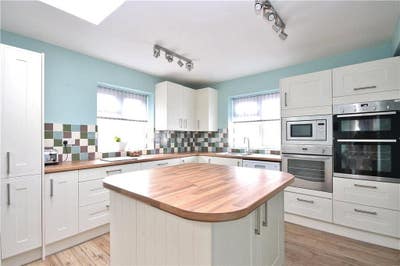 Double rooms in beautiful family style house Main Photo