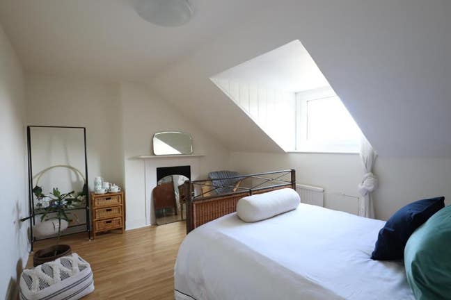 Whole top floor: 2 rooms for 1, plus en-suite. Main Photo