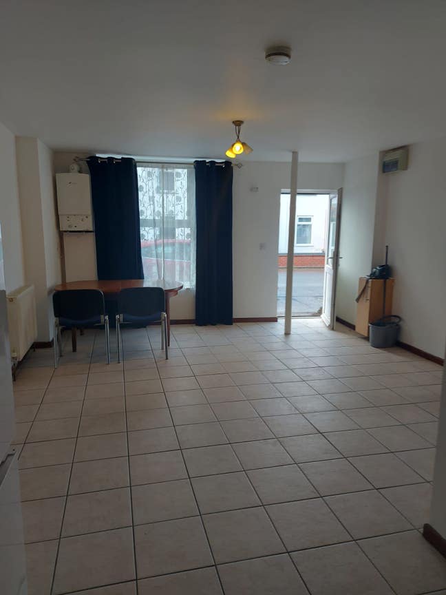 Spacious Studio Flat with room for a double bed/wa Main Photo