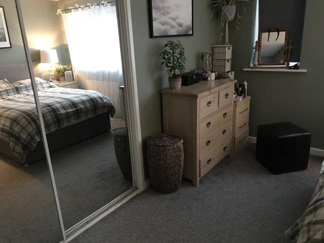 Lovely double room in warm and modern home. Main Photo