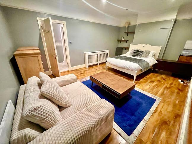 Lovely 3 Room Property(High Street) Bills Included Main Photo