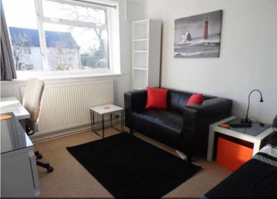 Room in tidy house Main Photo