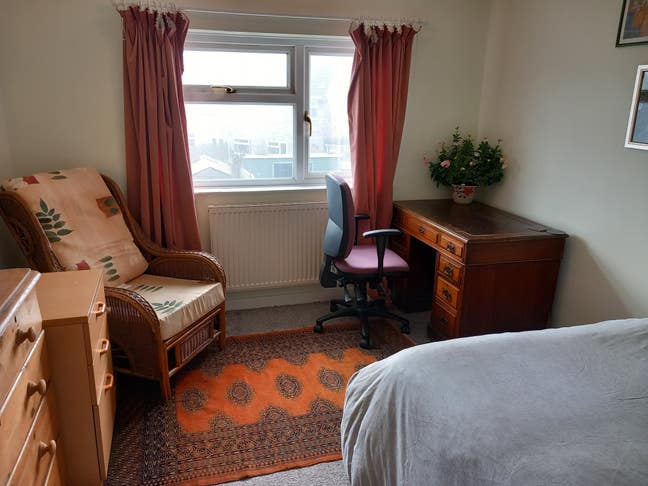 Bright, double room in friendly family house Main Photo