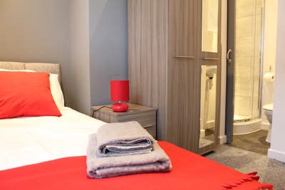 Great En-Suite Room Available Now Main Photo