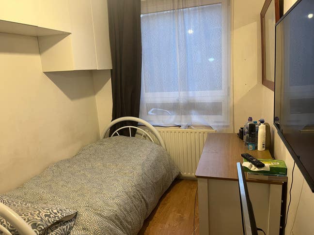 Room  off Brick lane. Main Photo