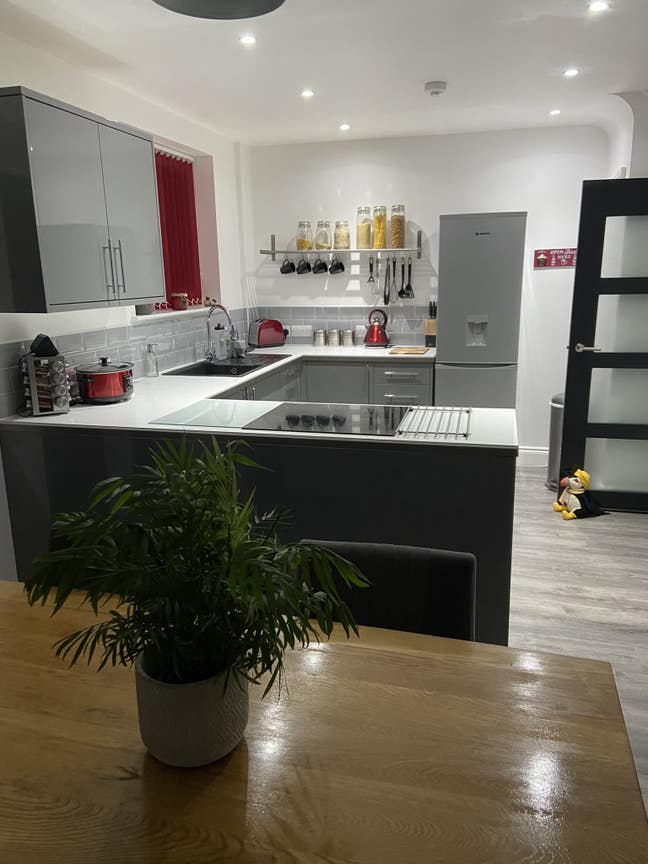 Newly Refurbished double room for rent, Mon- Fri Main Photo