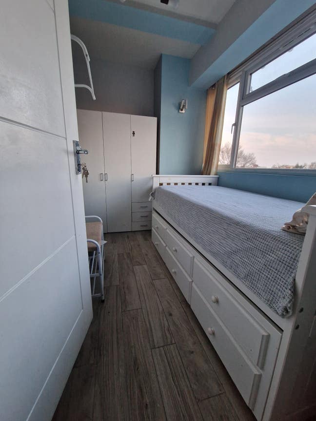 Single Room Near Grapes on Uxbridge Road Main Photo
