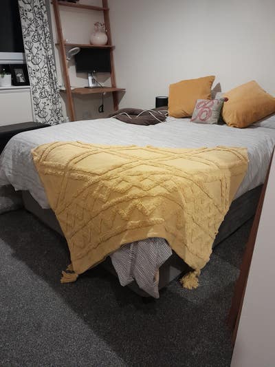 Bright sunny double room near central Edinburgh Main Photo