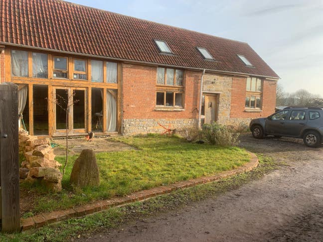 Double room in spacious barn conversion  Main Photo