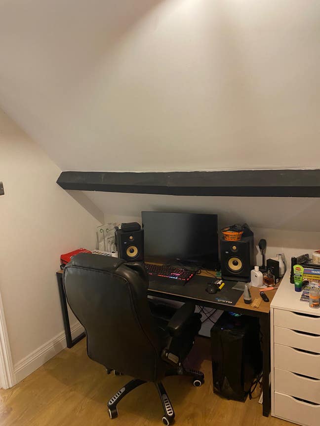 Room on Bramley High Street   Main Photo