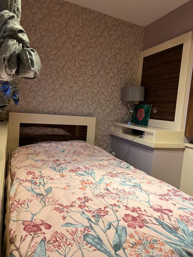 Single cosy room for a quiet & clean lady  Main Photo