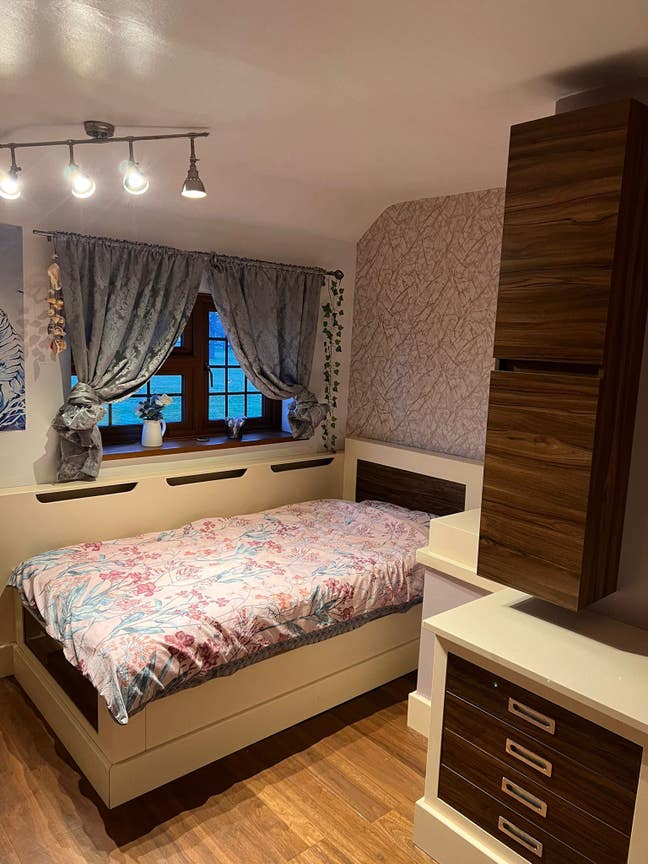 Single cosy room for a quiet & clean lady  Main Photo