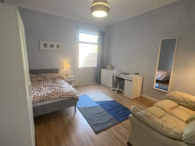 Professional house share in huge house Main Photo