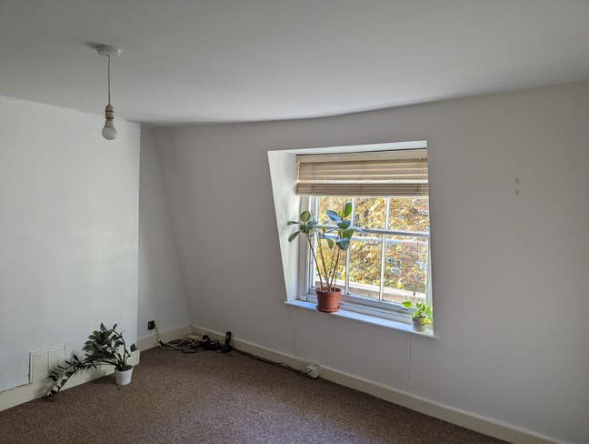 Large double room available in Flat Share. Main Photo