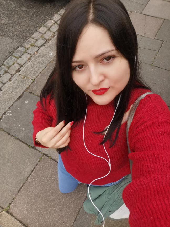 Professional female looking for double room Main Photo