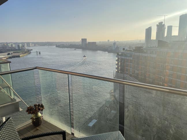 Double room with own bathroom near Canary Wharf  Main Photo