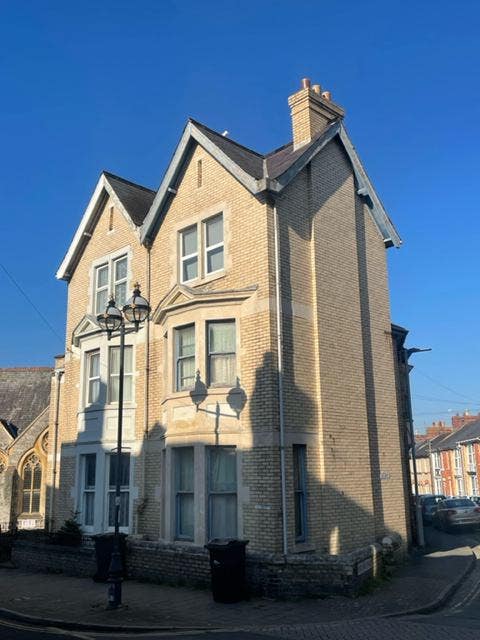 Large quiet double Room, Friendly, Close to Center Main Photo