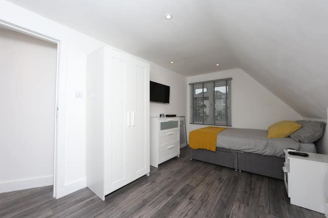 Stylish Modern En-Suite Room Available to Rent Main Photo