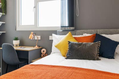 Luxury Ensuite, Close to Jlr-Hospital-Trainstation Main Photo