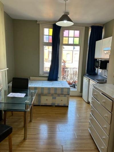 Self-contained single studio in West Kensington Main Photo