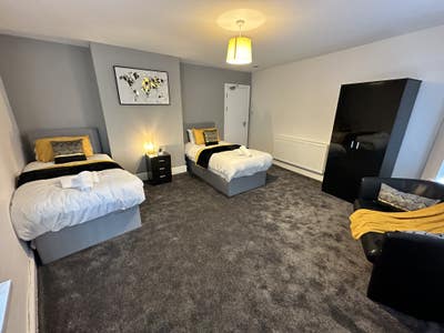 Large Double Bedrooms Available (Bills Included!) Main Photo