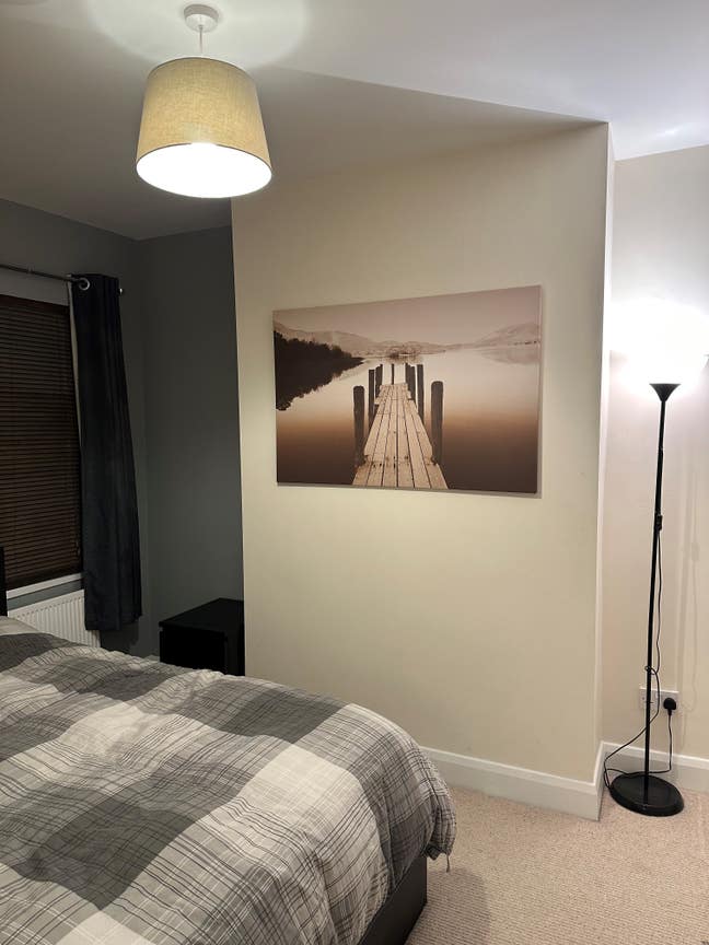 Room to rent in clean & modern house Main Photo