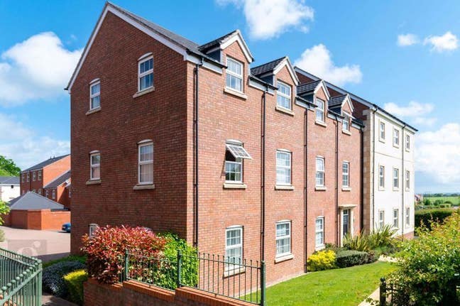Double ensuite in shared apartment with parking Main Photo