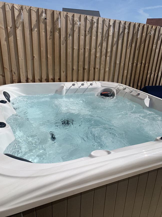 Double room in a cozy home with hot-tub Main Photo