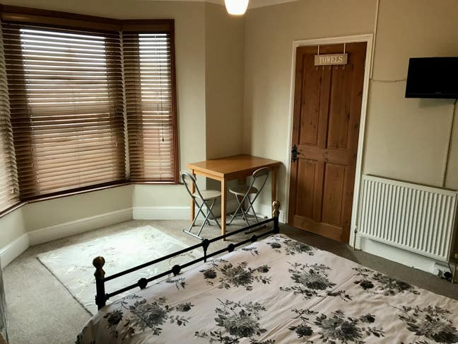 Large double room, en suite, in 4 bedroom house Main Photo
