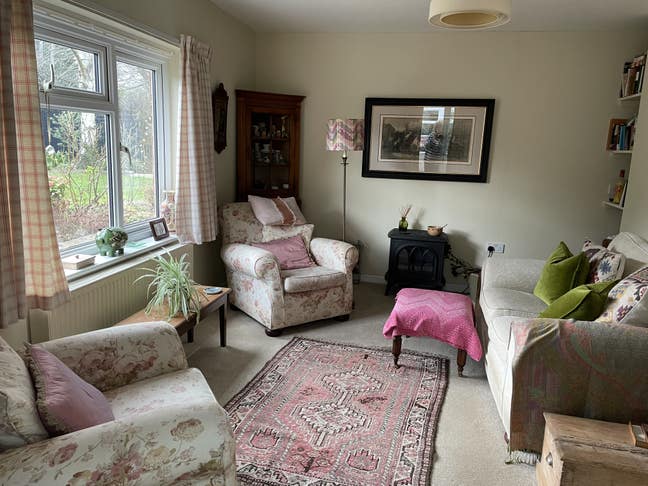 1 bed annex (own lounge) adjoining family home Main Photo