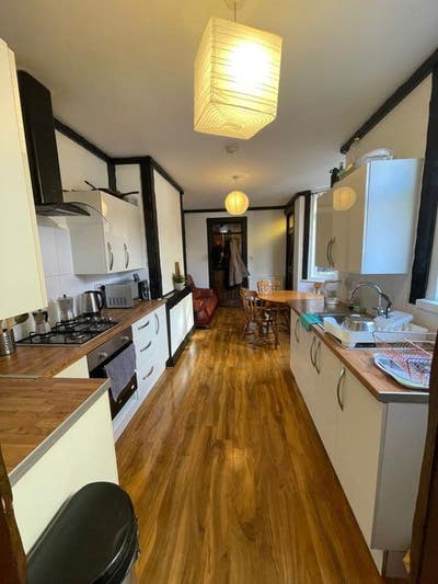 4 beds 2 baths Flat in Stratford Main Photo