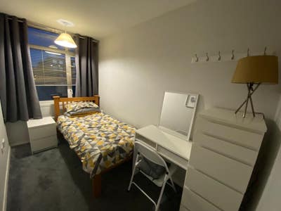 Single Room in modern city centre home Main Photo