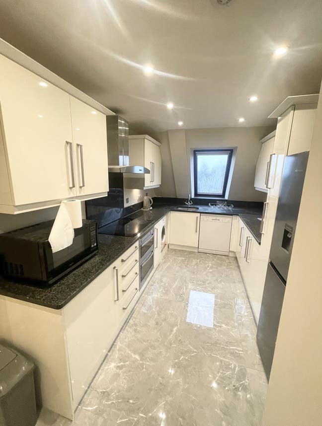 &pound; 3000: Huge 3 bed 2 bath flat. Available now!  Main Photo