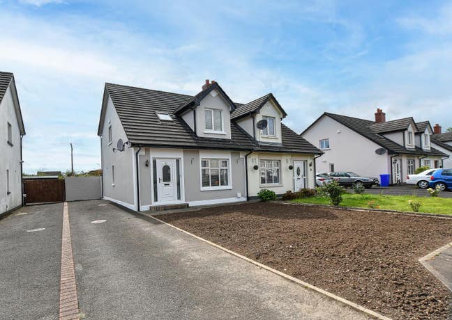 A double bedroom for rent in an Immaculate House  Main Photo