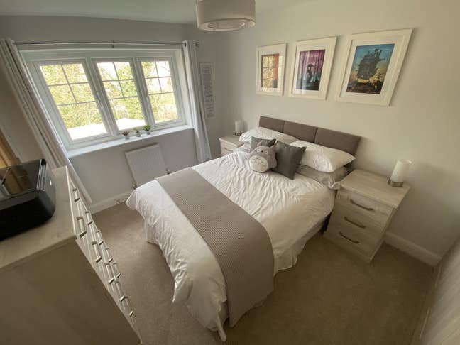 Double room with en suite close to Cheshire Oaks Main Photo