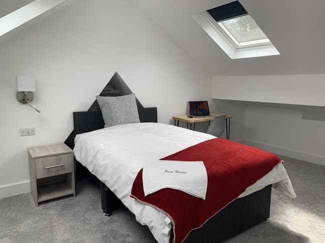 Large double room, close to Capability Gn. Main Photo