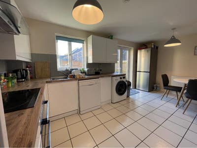 NR8 Double Room - 1st March (37M-C) Main Photo