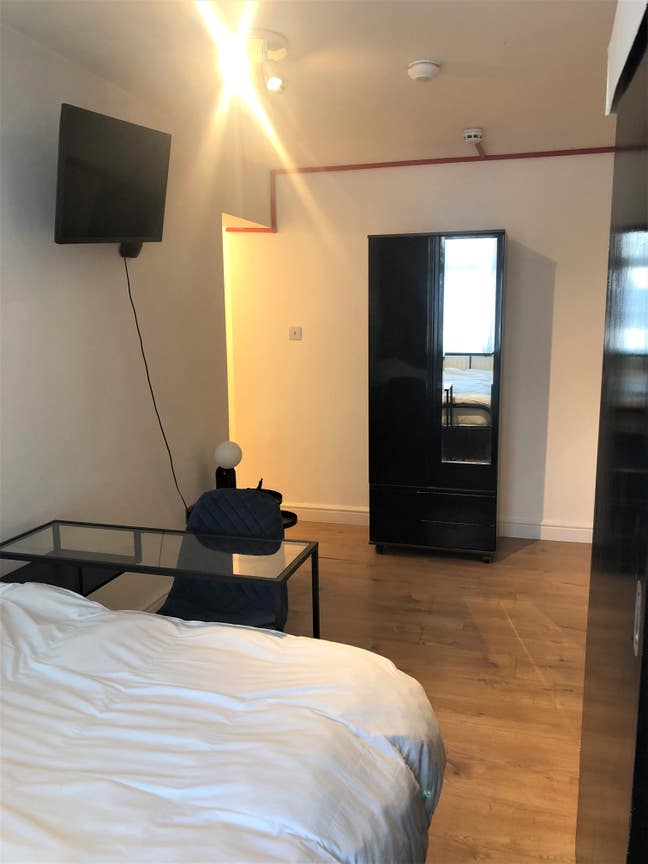 Modern studio available for &pound;1050 Main Photo