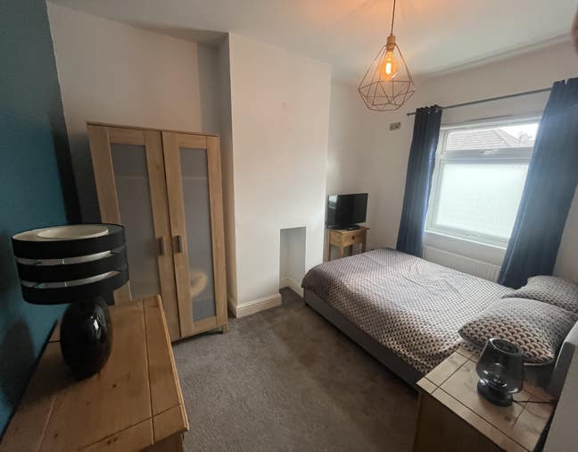 Newly decorated double room in Kingswood.  Main Photo